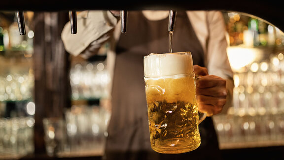 Barmen toči pivo