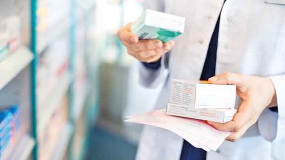 Farmaceut drži lijekove u ruci_EDI u farmaciji