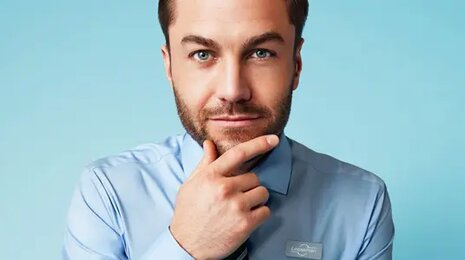 přem&yacute;&scaron;liv&yacute; muž s auty ve smyslu komunikace EDI pro LeasePlan 