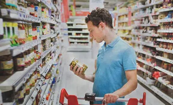 Čovjek kupuje u trgovini