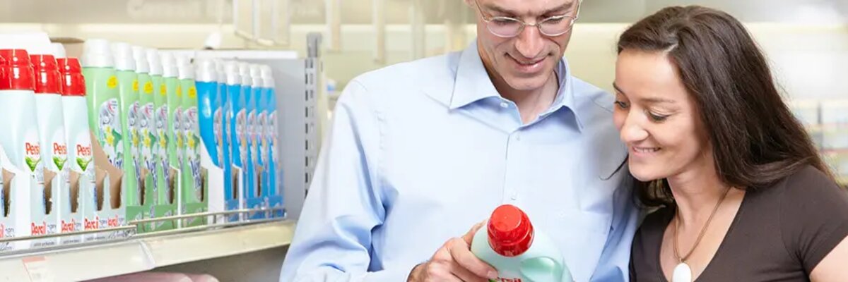 man-with-a-woman-buying-henkel-product