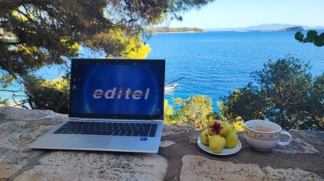 Laptop s prekrasnim pogledom na more i smokvama_Editel Adria