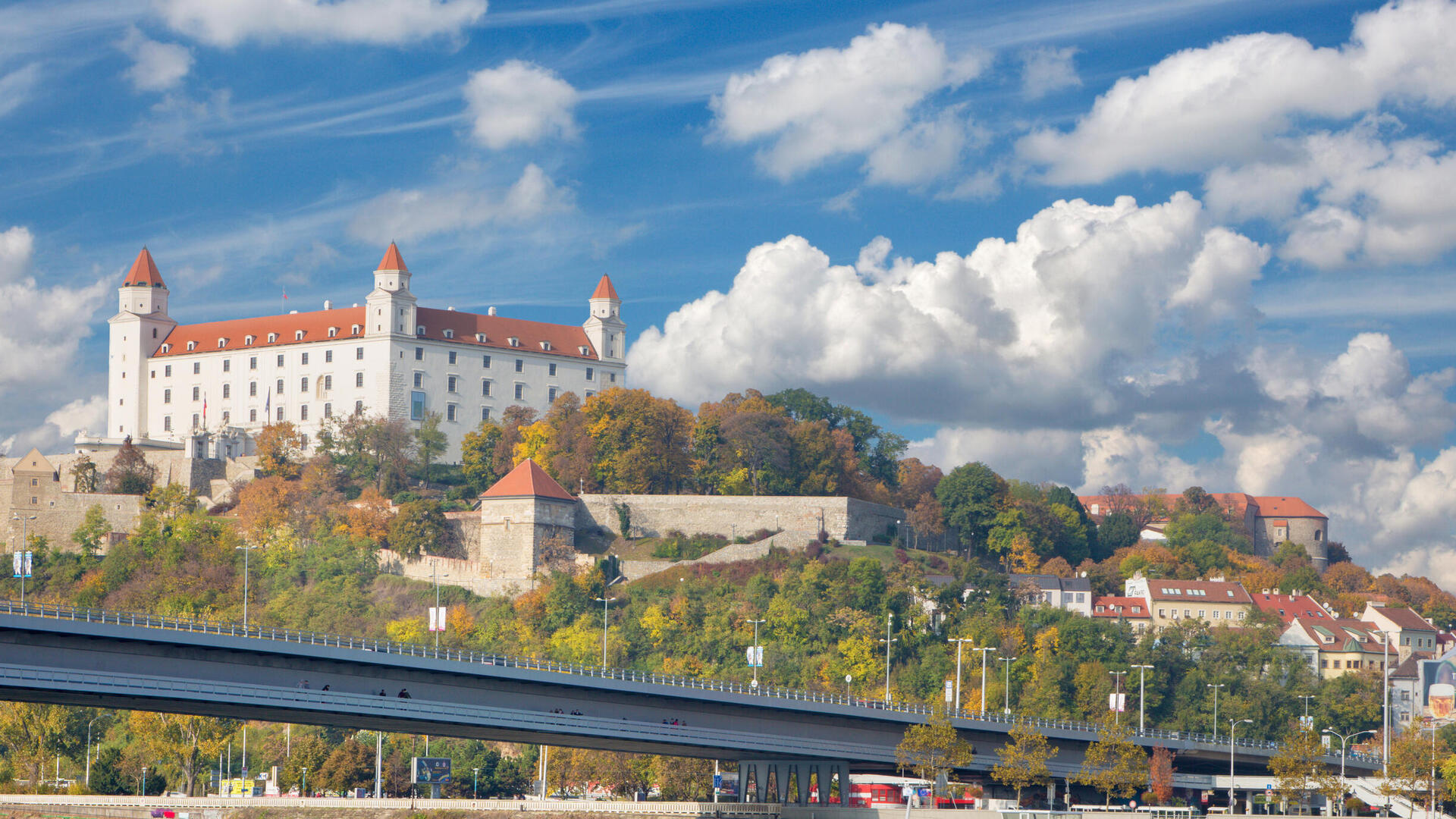 bratislavsk&yacute; hrad vo v&yacute;zname editel sk