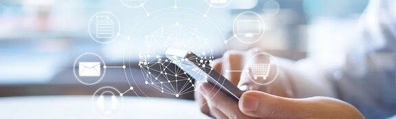 Symbolic image copyright iStockphoto, photo credit ipopba Osoba rabi mobitel_korištenje EDI-ja u e-trgovini