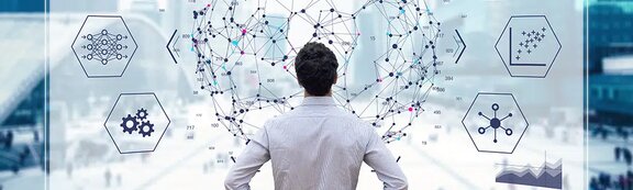 Čovjek stoji ispred digitalnog sučelja-platforma exite